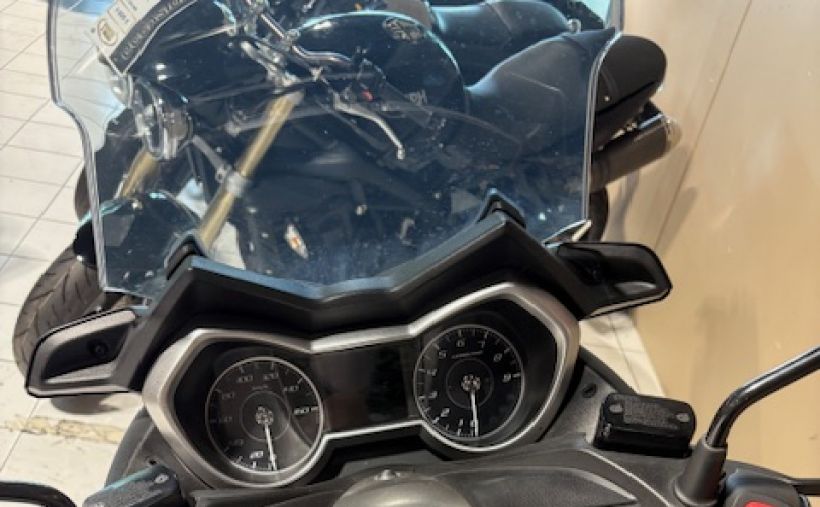 YAMAHA XMAX 300 2