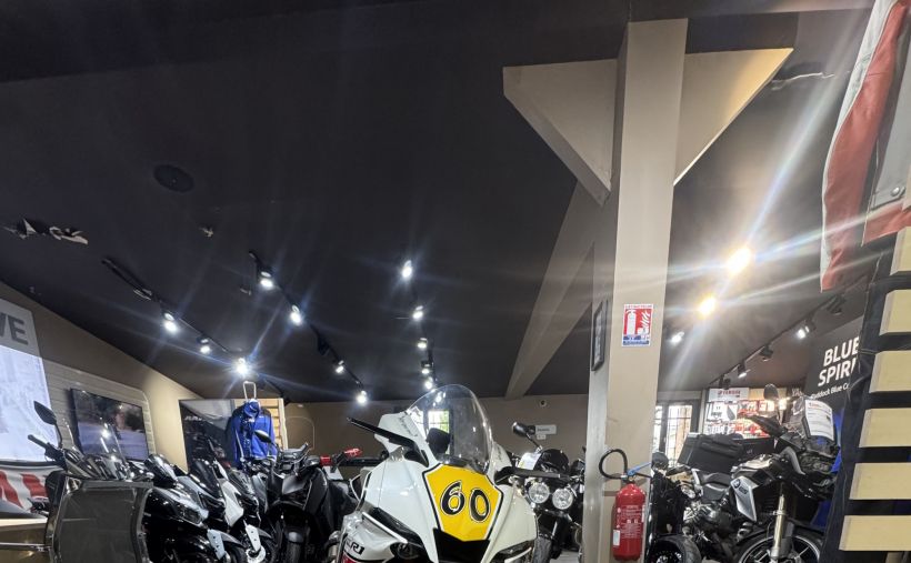 YAMAHA YZF-R1 WORLD GP 60TH ANNIVERSARY 2