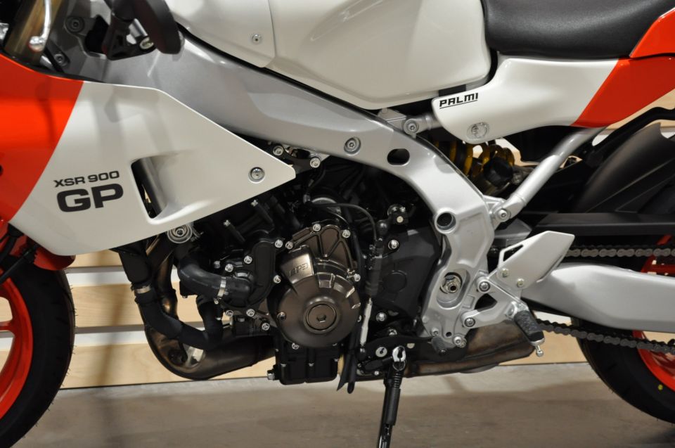 YAMAHA XSR 900 GP 9