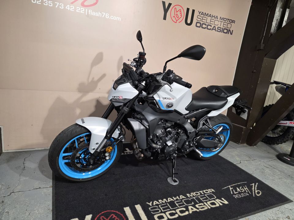 YAMAHA MT-09 4