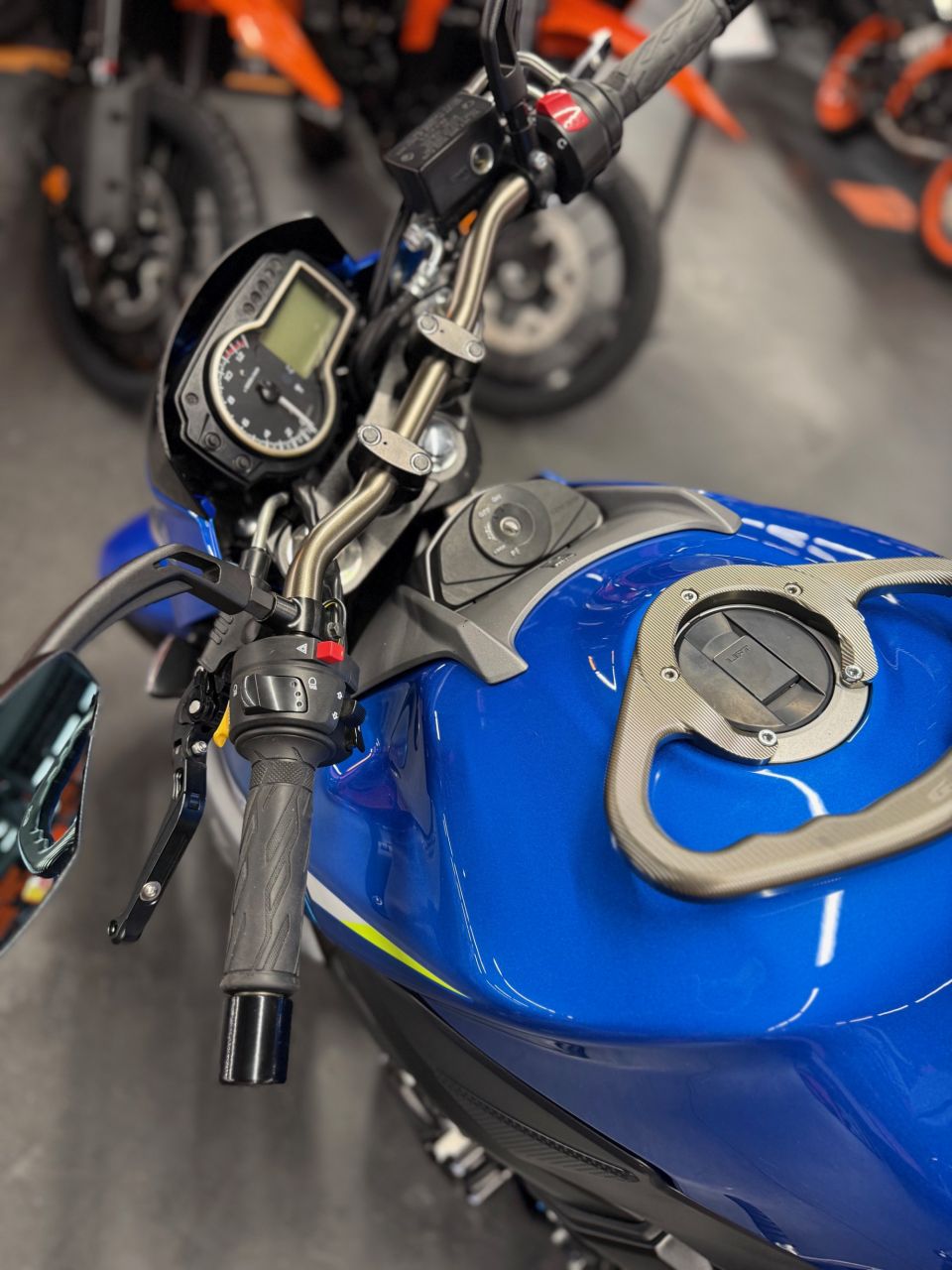 SUZUKI GSR 750 ABS 8