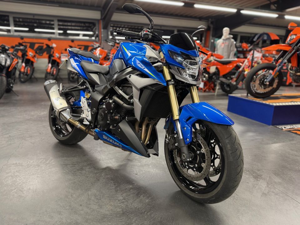 SUZUKI GSR 750 ABS 0