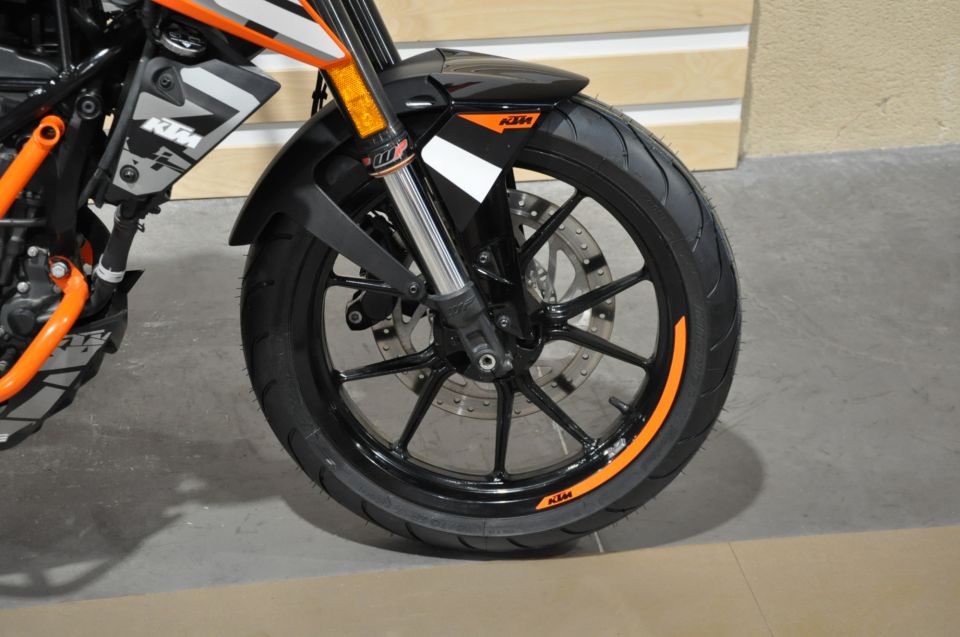 KTM 125 DUKE ABS 3
