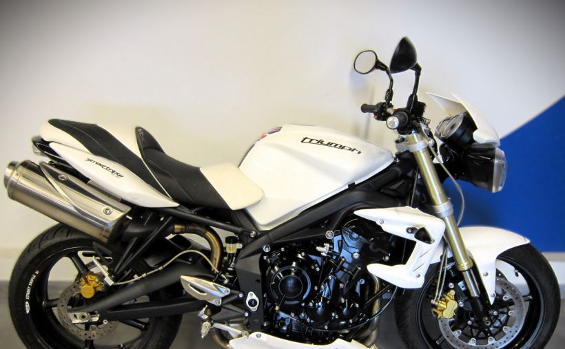 TRIUMPH STREET TRIPLE 675 2