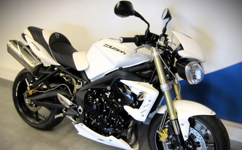 TRIUMPH STREET TRIPLE 675 4