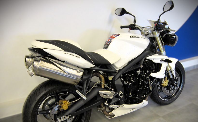 TRIUMPH STREET TRIPLE 675 6