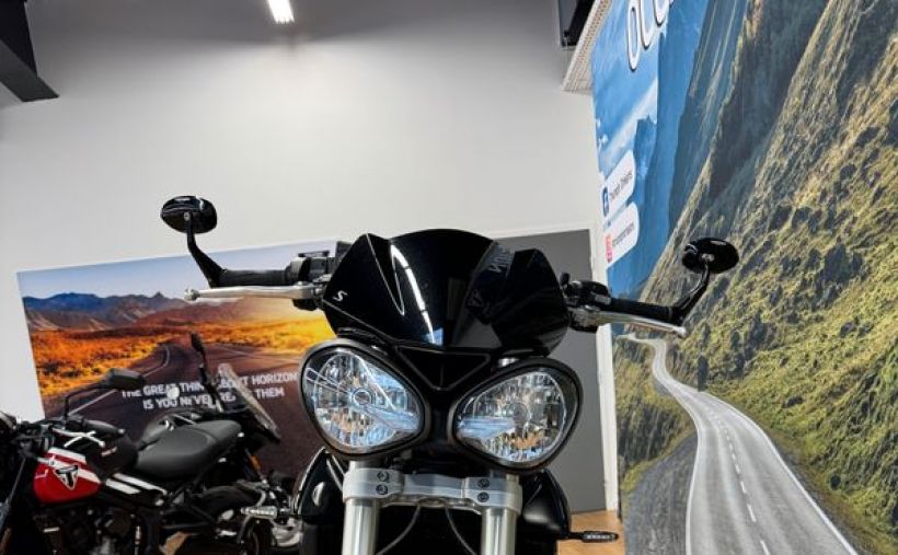 TRIUMPH STREET TRIPLE 660 S 2