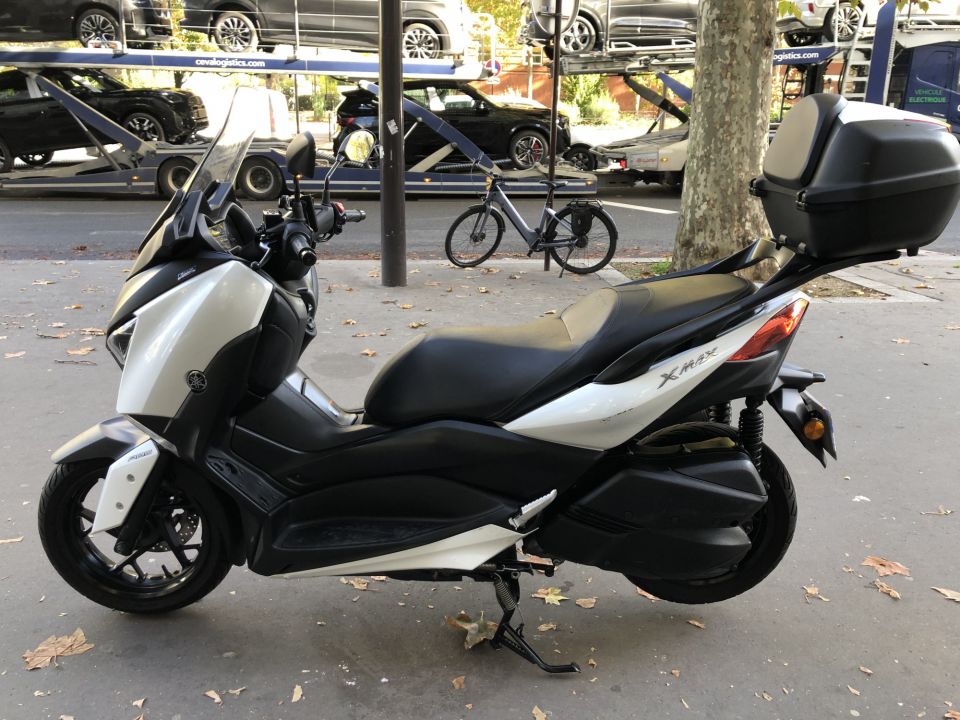 YAMAHA XMAX 300 25