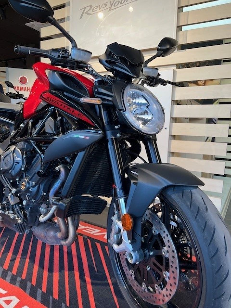 MV AGUSTA BRUTALE 800 2