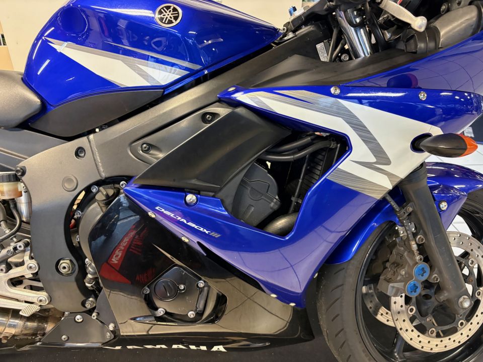 YAMAHA YZF-R6 4