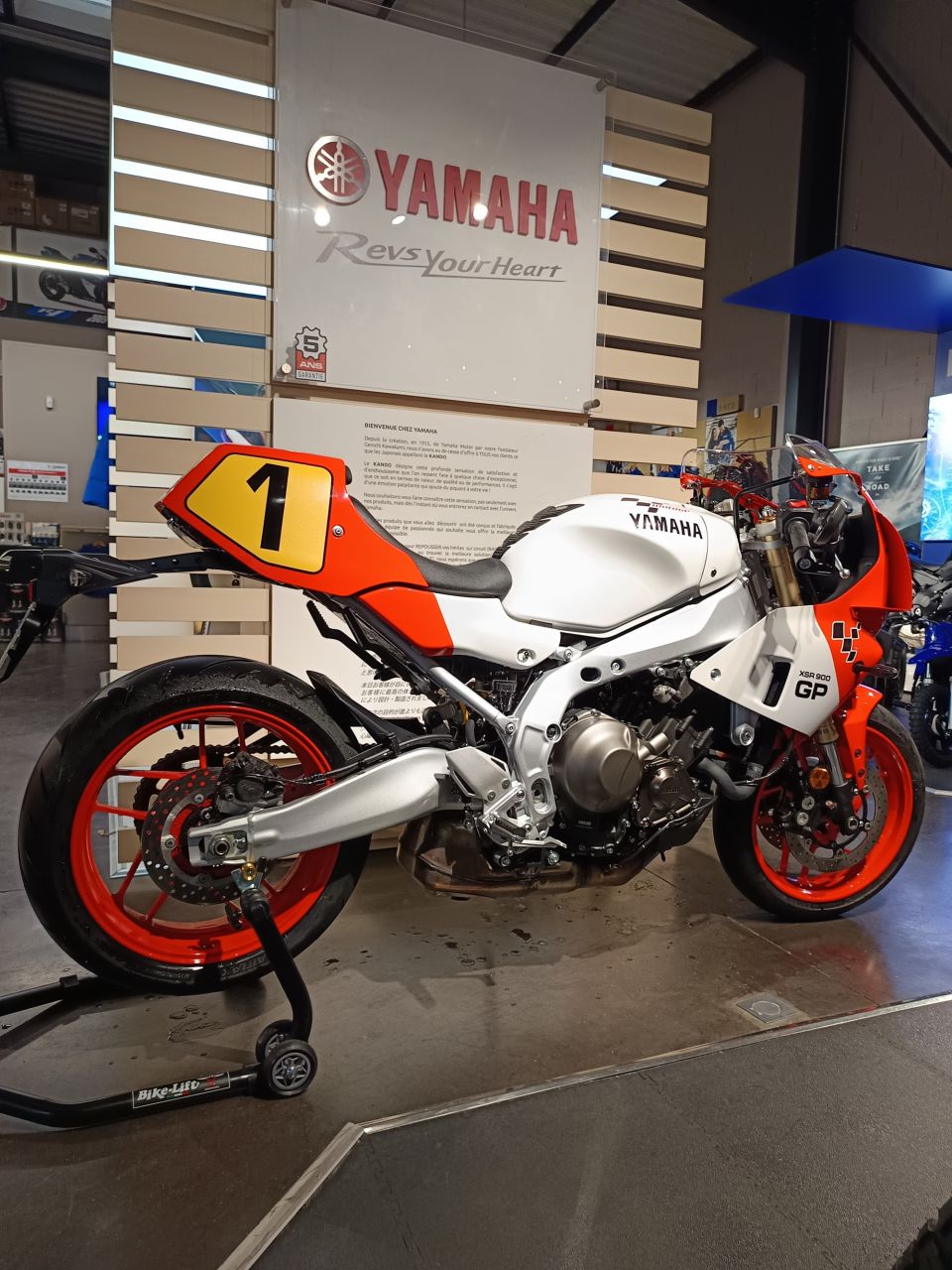 YAMAHA XSR 900 GP 1