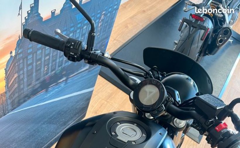 YAMAHA XSR 700 2