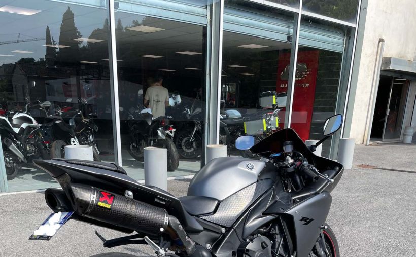 YAMAHA YZF 1000 R1 3