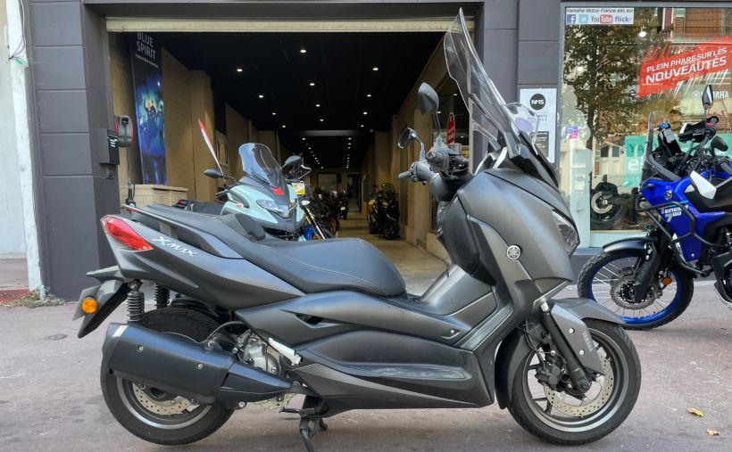 YAMAHA XMAX 300 0