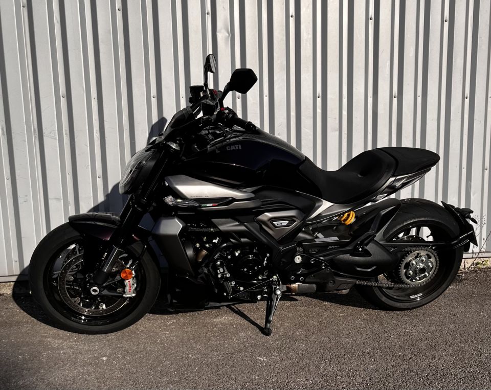 DUCATI X-DIAVEL V4 8