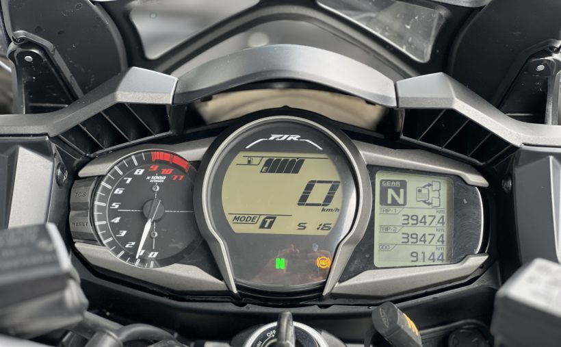 YAMAHA FJR 1300 AE 7