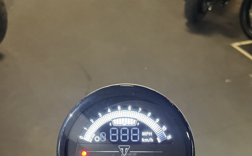 TRIUMPH TRIDENT 660 2