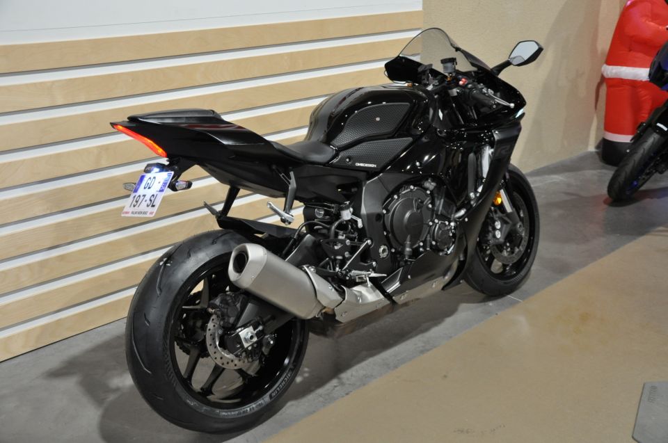 YAMAHA YZF 1000 R1 3