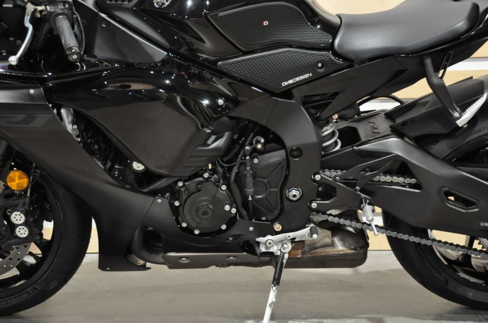 YAMAHA YZF 1000 R1 7