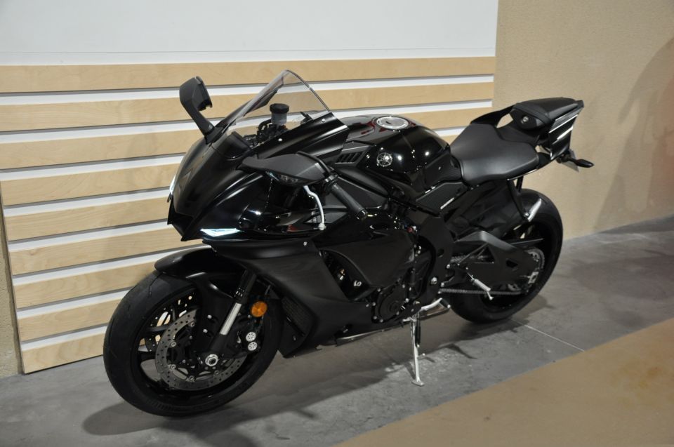 YAMAHA YZF 1000 R1 10