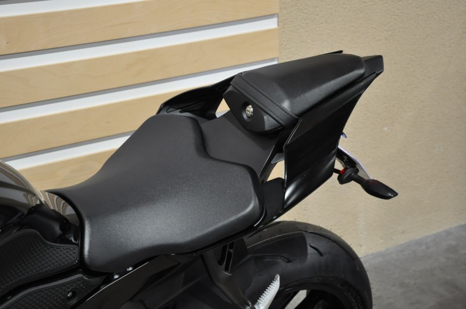 YAMAHA YZF 1000 R1 11