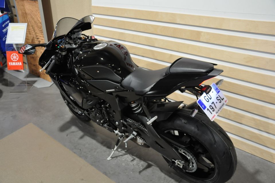 YAMAHA YZF 1000 R1 12