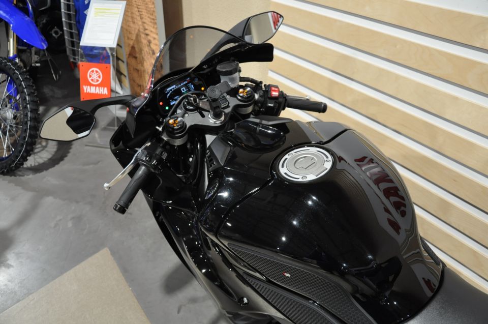 YAMAHA YZF 1000 R1 13