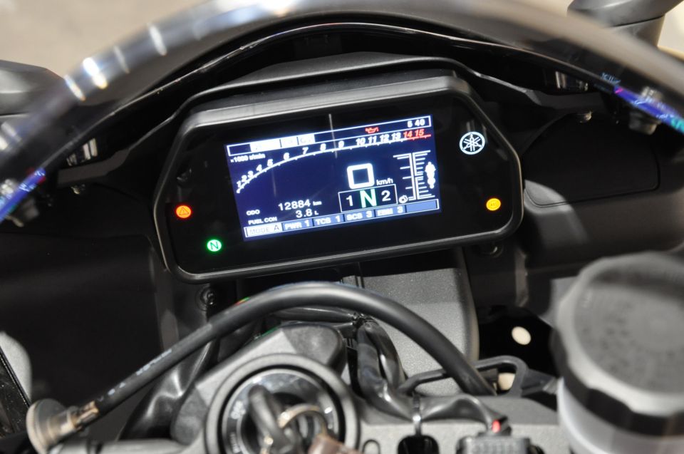 YAMAHA YZF 1000 R1 14