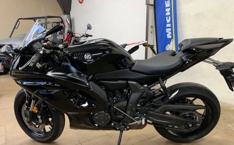 YAMAHA YZF-R7 4