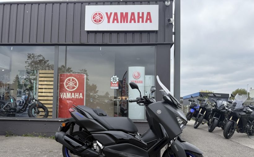 YAMAHA XMAX 300 2