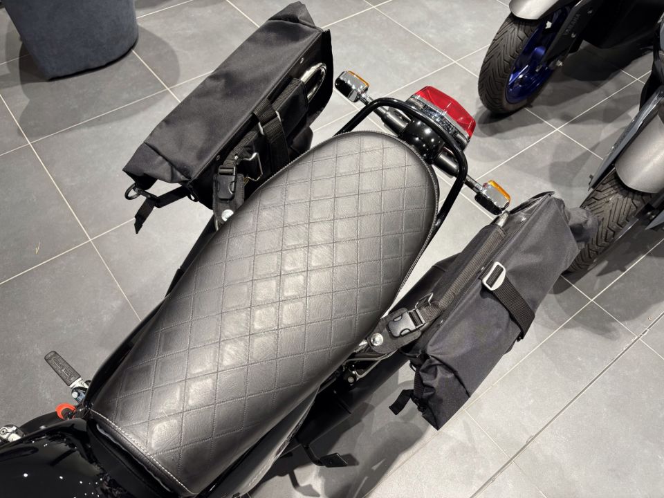 ROYAL ENFIELD INTERCEPTOR 15