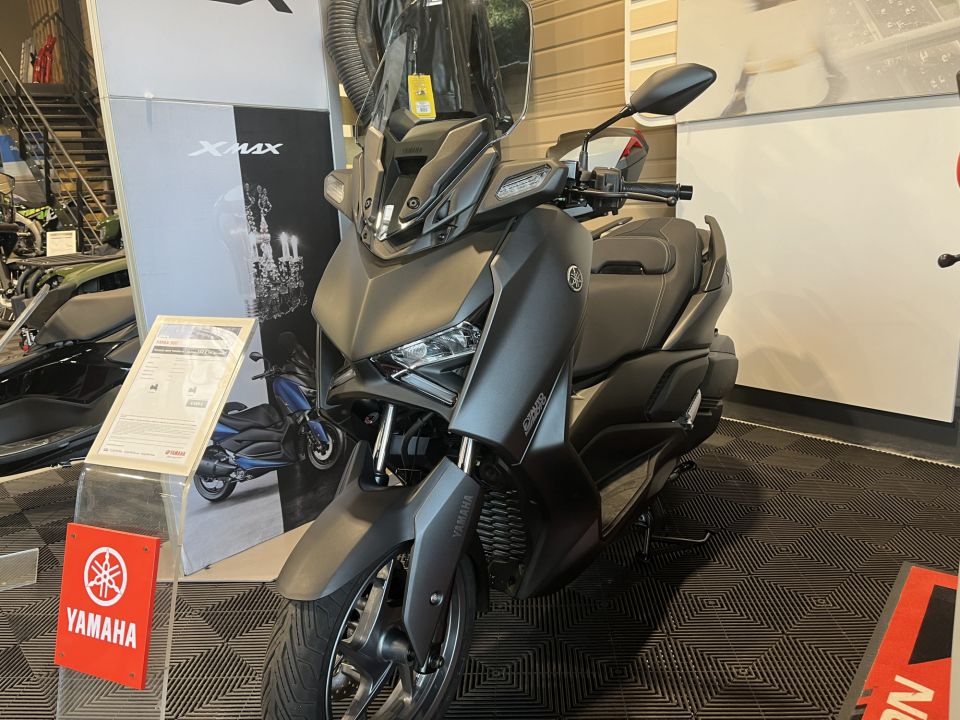 YAMAHA XMAX 300 0