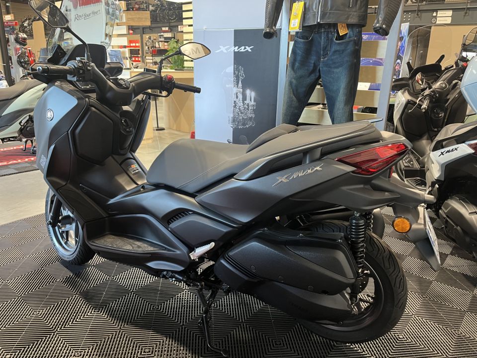 YAMAHA XMAX 300 10