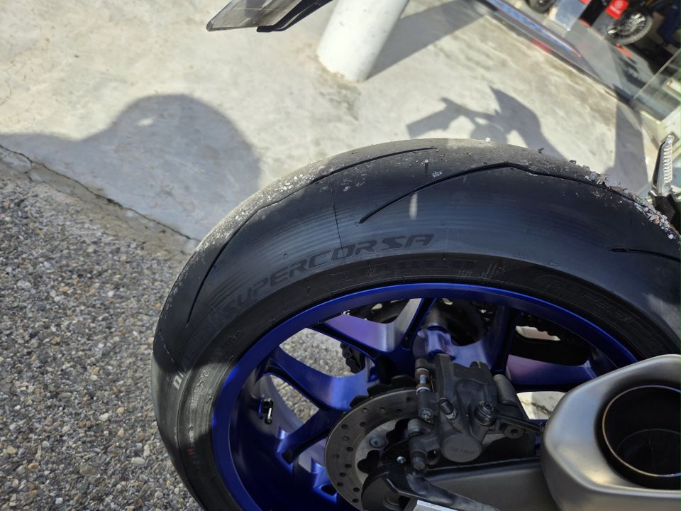 YAMAHA YZF 1000 R1 3