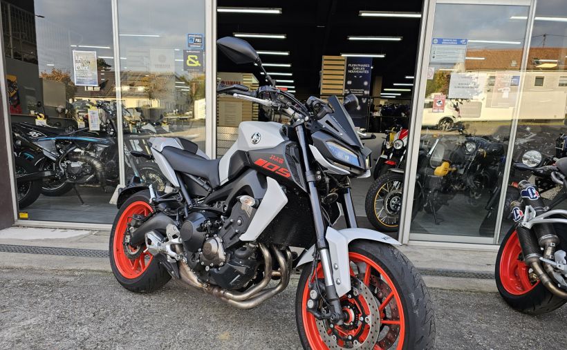 YAMAHA MT-09 4
