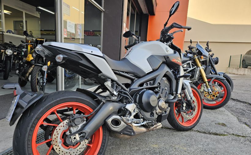 YAMAHA MT-09 8