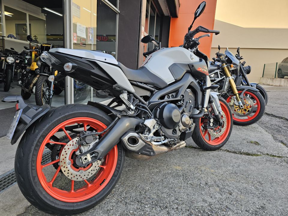 YAMAHA MT-09 8