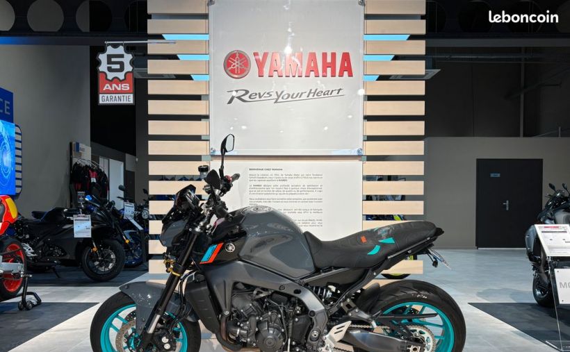 YAMAHA MT-09 3