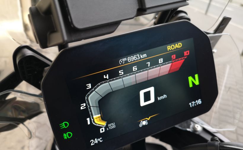 BMW R1300GS TRIPLE BLACK 1