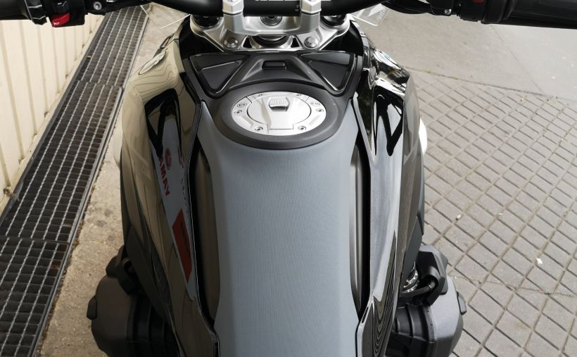 BMW R1300GS TRIPLE BLACK 2