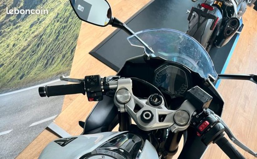 TRIUMPH 	DAYTONA 660 2