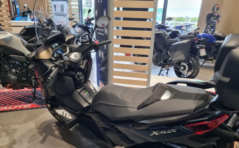 YAMAHA XMAX 300 Tech Max 4