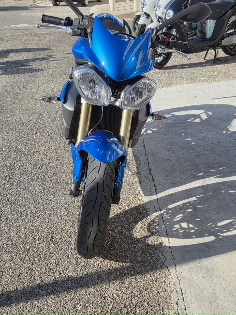 TRIUMPH STREET TRIPLE 675 1