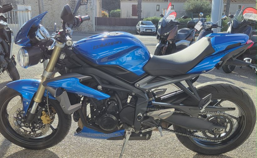 TRIUMPH STREET TRIPLE 675 2