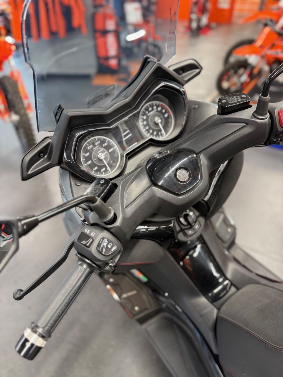 YAMAHA XMAX 125 TECH MAX 12