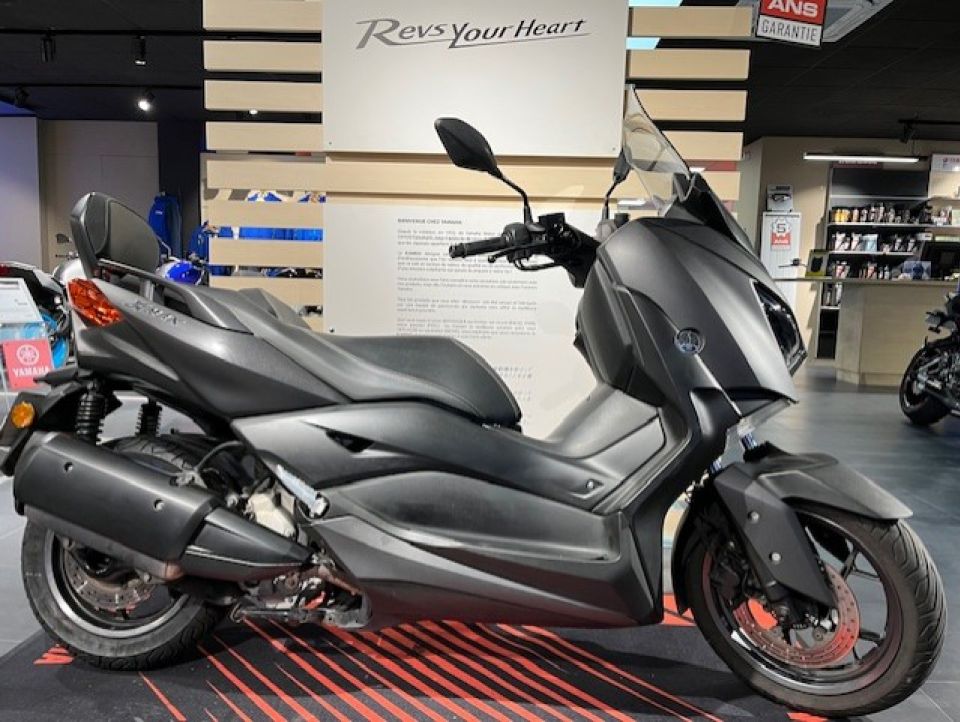 YAMAHA XMAX 300 1
