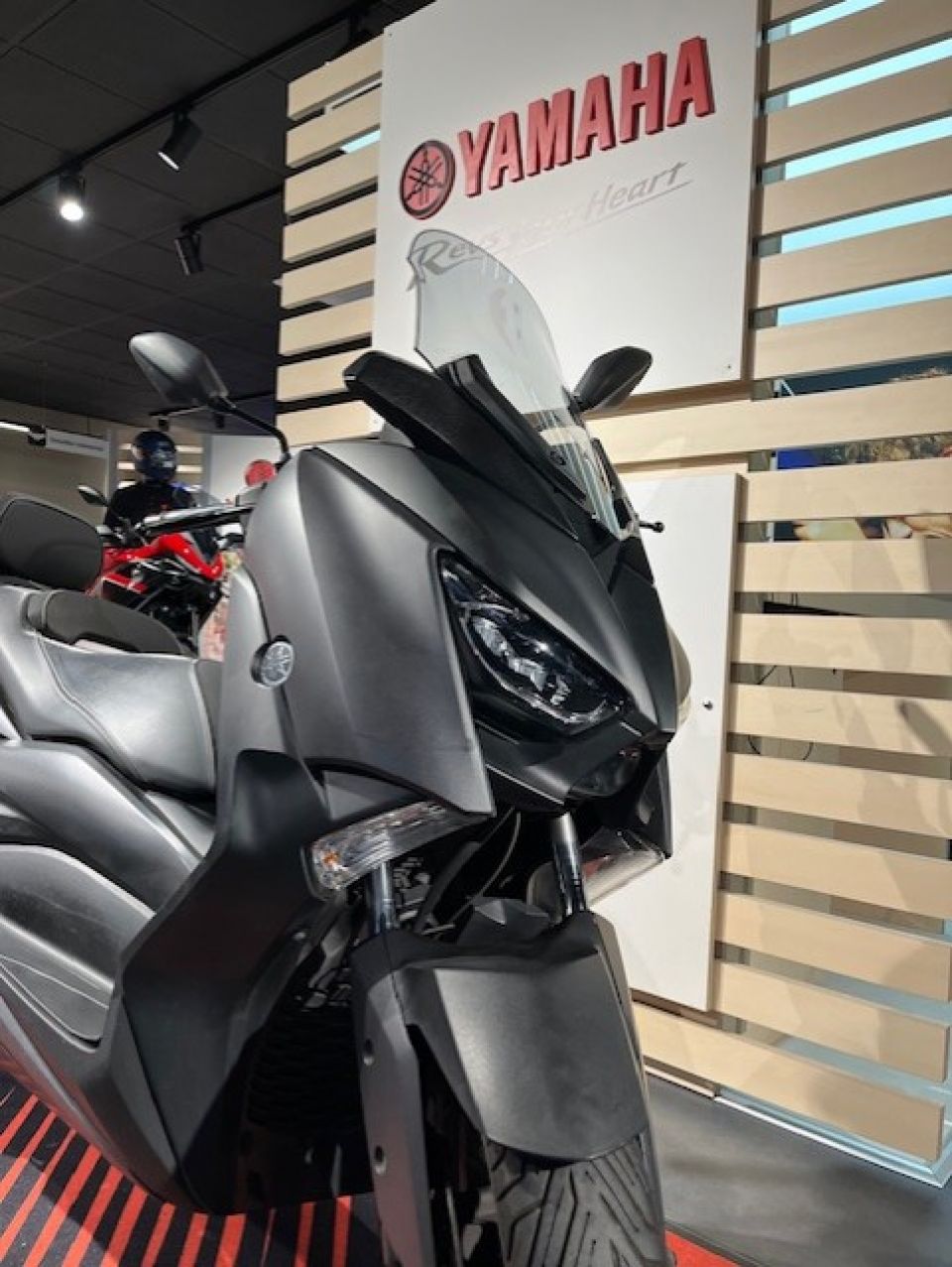 YAMAHA XMAX 300 2