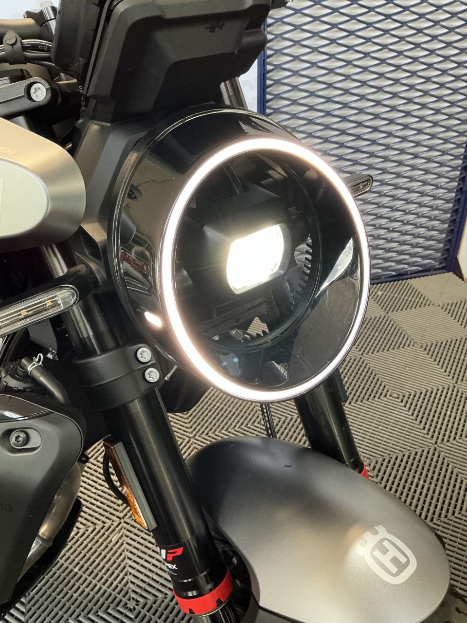 HUSQVARNA 801 vitpilen l 15