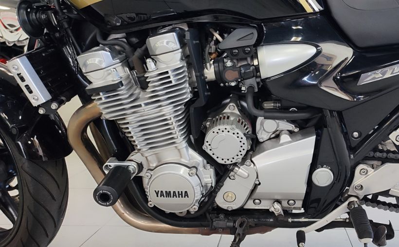 YAMAHA XJR 1300 6