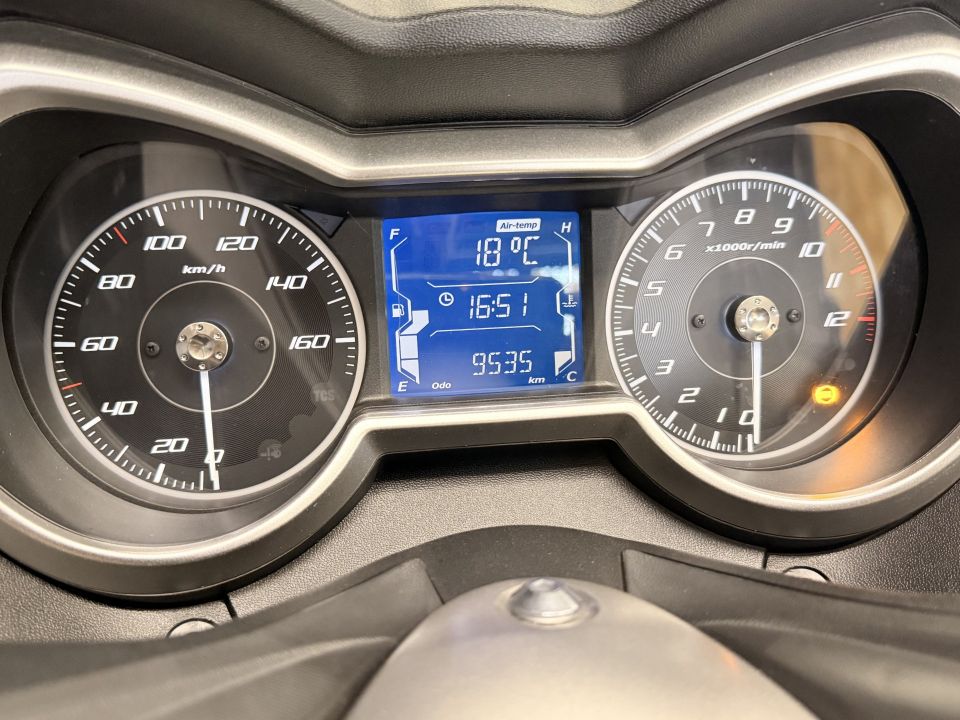 YAMAHA X-MAX 125 27